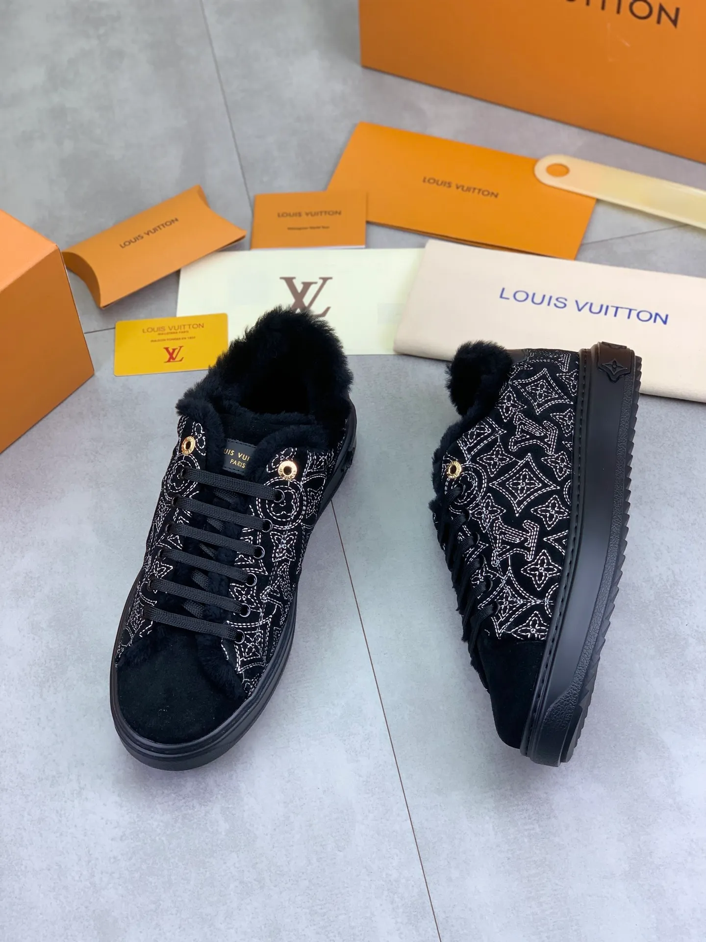 Factory price P740 Wool lining 💶 Top version [LOUIS VUITTON] Couple 🧑‍🤝‍🧑 Craftsman style Counter series (original order) New style 🍀LV Louis Vuitton - top version LV classic high-top trendy shoes! Made of imported original craft calfskin, original warm wool lining, and original wear-resistant, lightweight, high-end TPU outsole! High quality products! 3️⃣ colors available, code numbers: female 35-39, male 39-44 (female 40, male 45 46 customized)
